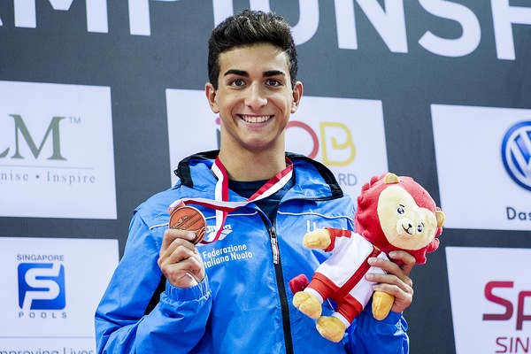 Giovanni Izzo con la sua medaglia di bronzo conquistata nei 50 stile libero