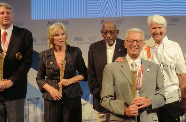 LONDRA 2012 - CAMILLO CAMETTI CON LA TORCIA OLIMPICA.JPG