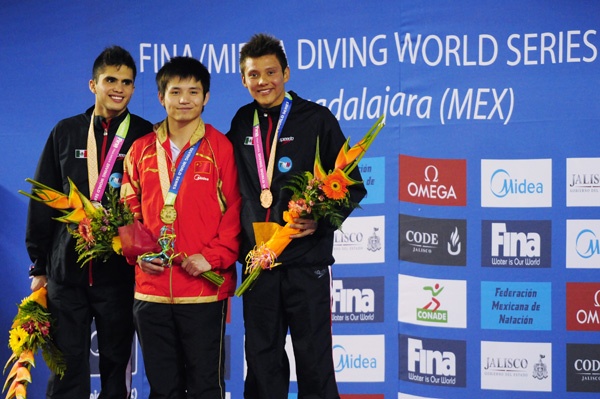 GUADALAJARA, MEXICO - MAY 19: Ivan Garcia from Mexico silver medal, Bo Qui from China gold medal and German Sanchez bronze medal during the Men's 10 meters Platform Finals of the FINA MIDEA Diving World Series 2013 at Pan American Aquatic Center on May 19, 2013 in Guadalajara, Mexico. (Photo by Hector Vivas/LatinContent/Getty Images)