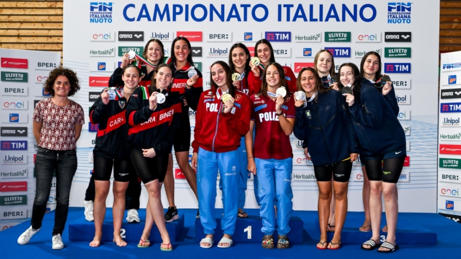 podio staffetta 4x200 sl femminile
