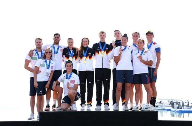 podio staffetta mista 4x1500 km