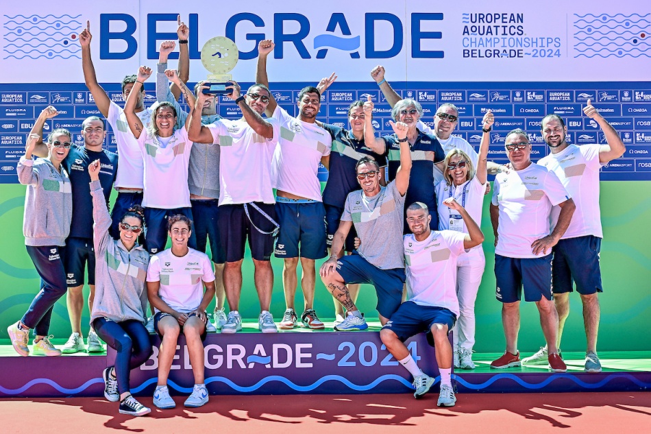 team italia con il trofeo per nazioni