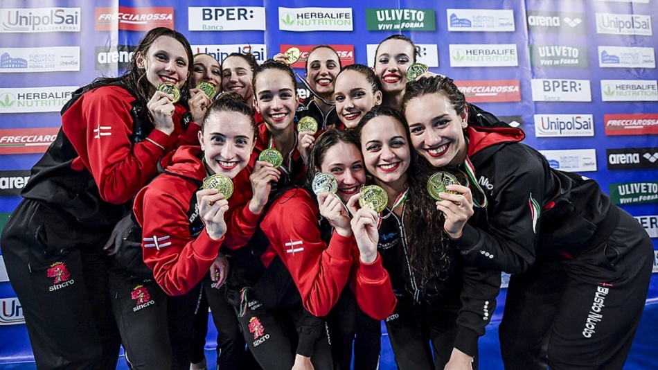 busto nuoto con la medaglia d'oro busto nuoto con la medaglia d'oro