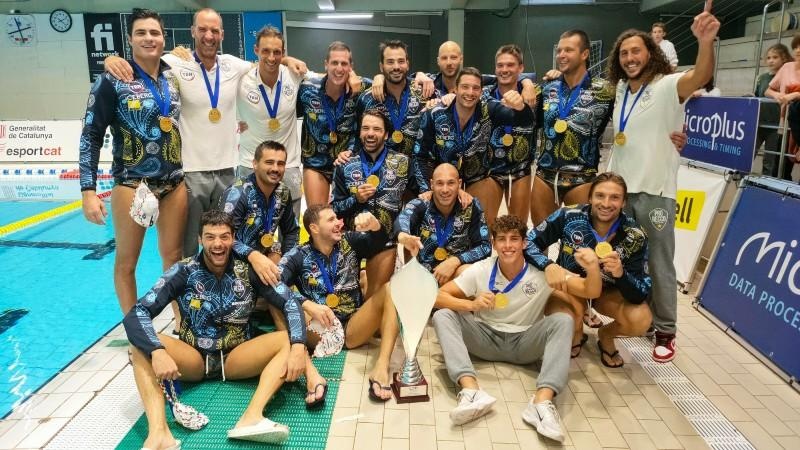 pro recco con il trofeo della supercoppa europea pro recco con il trofeo della supercoppa europea